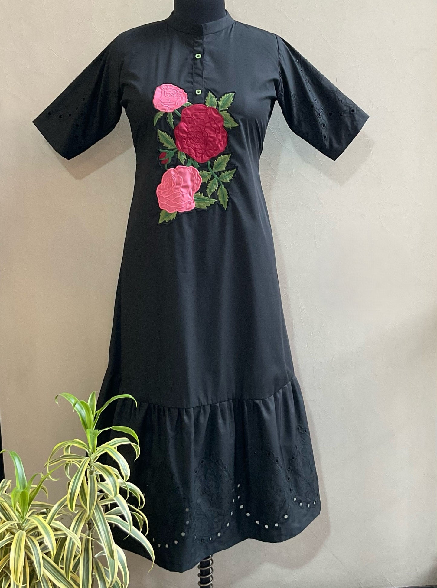 BLACK ROSE APPLIQUE ALINE DRESS