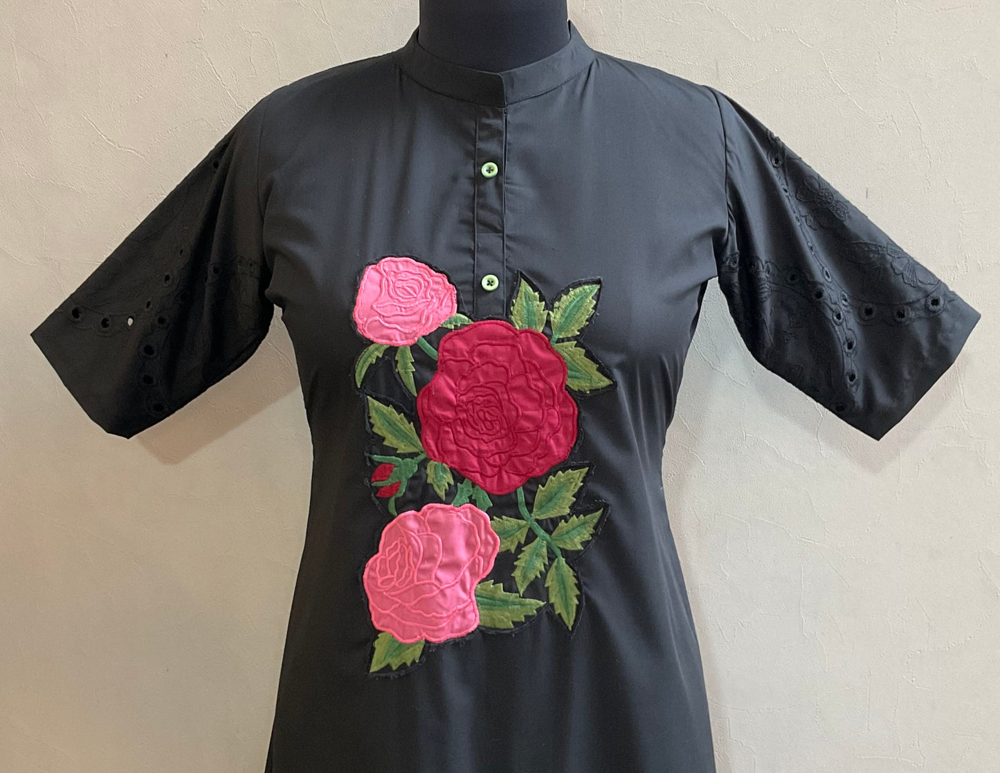 BLACK ROSE APPLIQUE ALINE DRESS