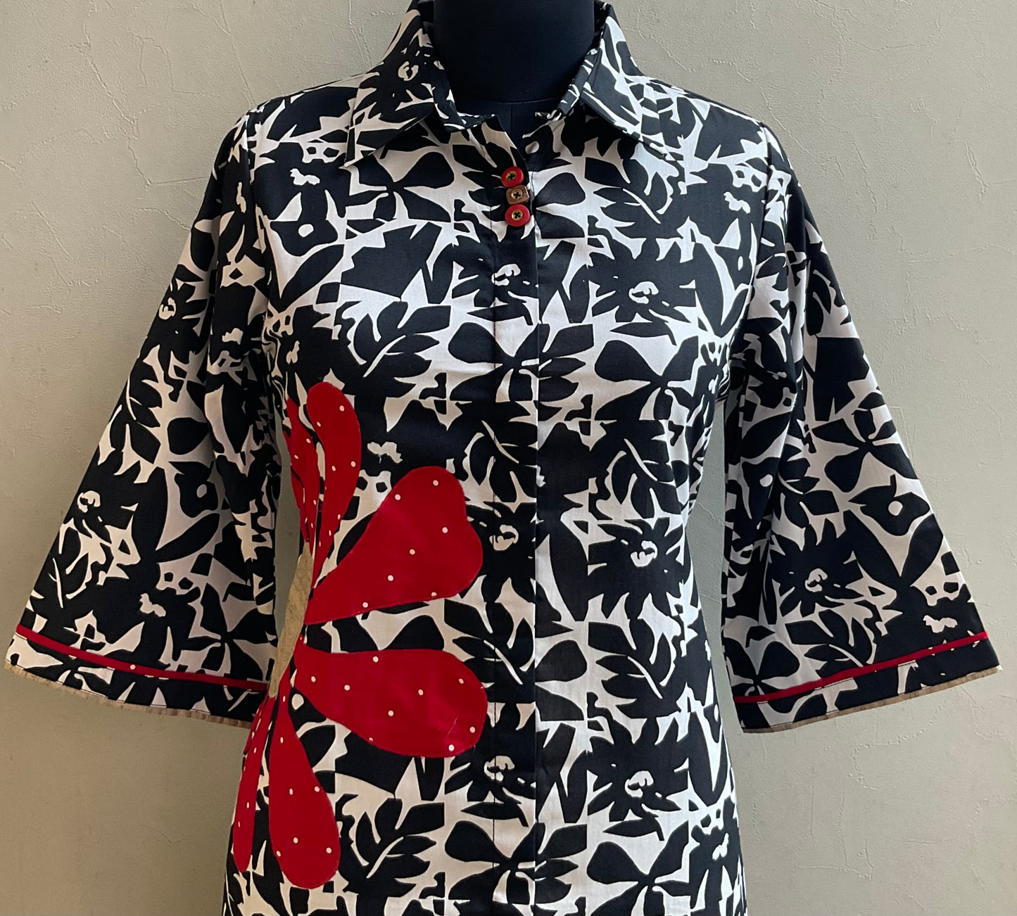 BLACK AND WHITE APPLIQUE ALINE DRESS