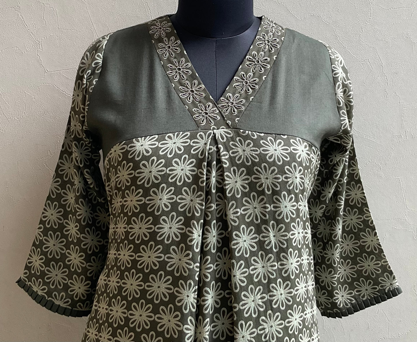 BOTTLE GREEN V NECK HAND EMBROIDERED KURTA PANT