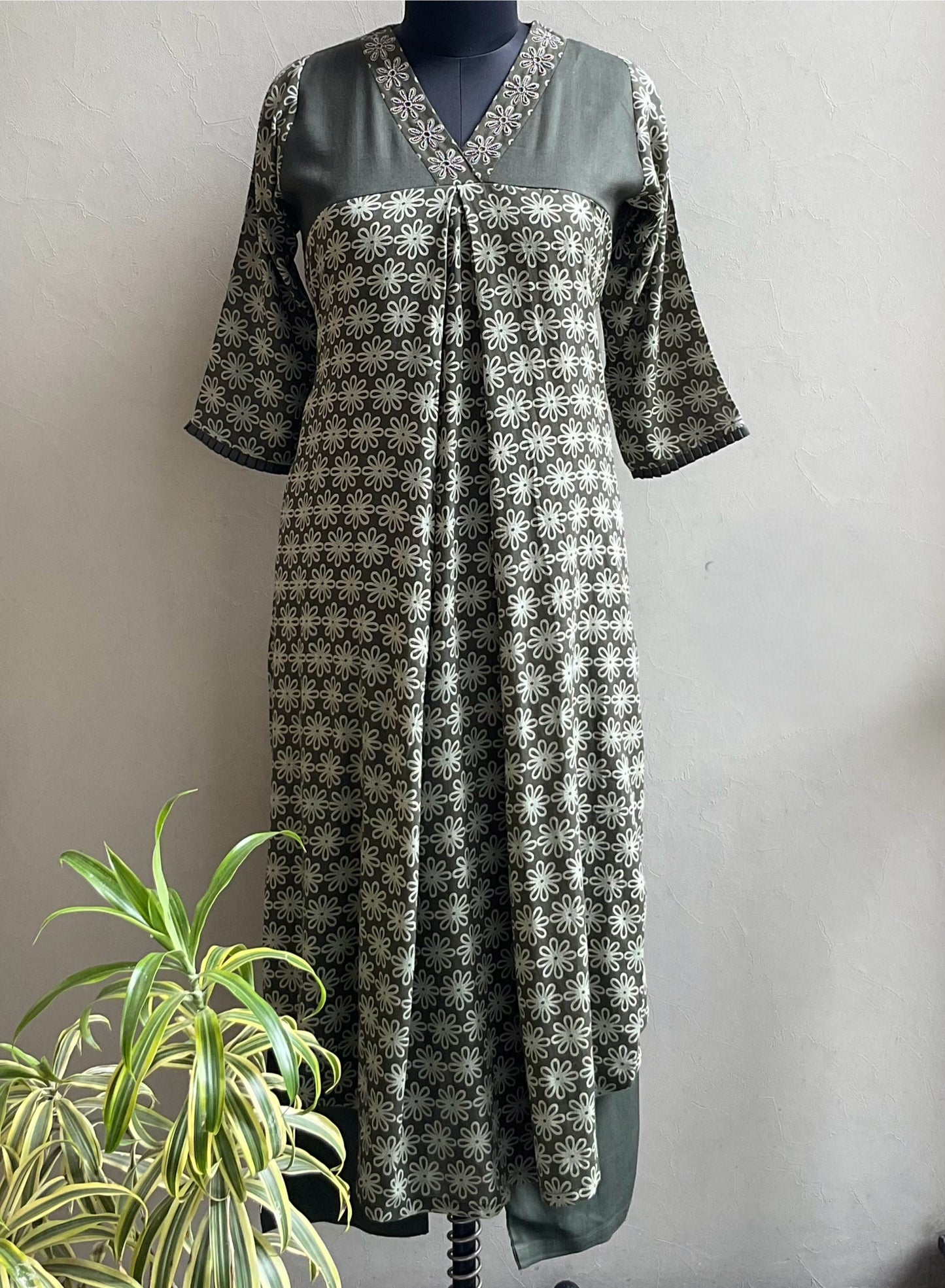 BOTTLE GREEN V NECK HAND EMBROIDERED KURTA PANT