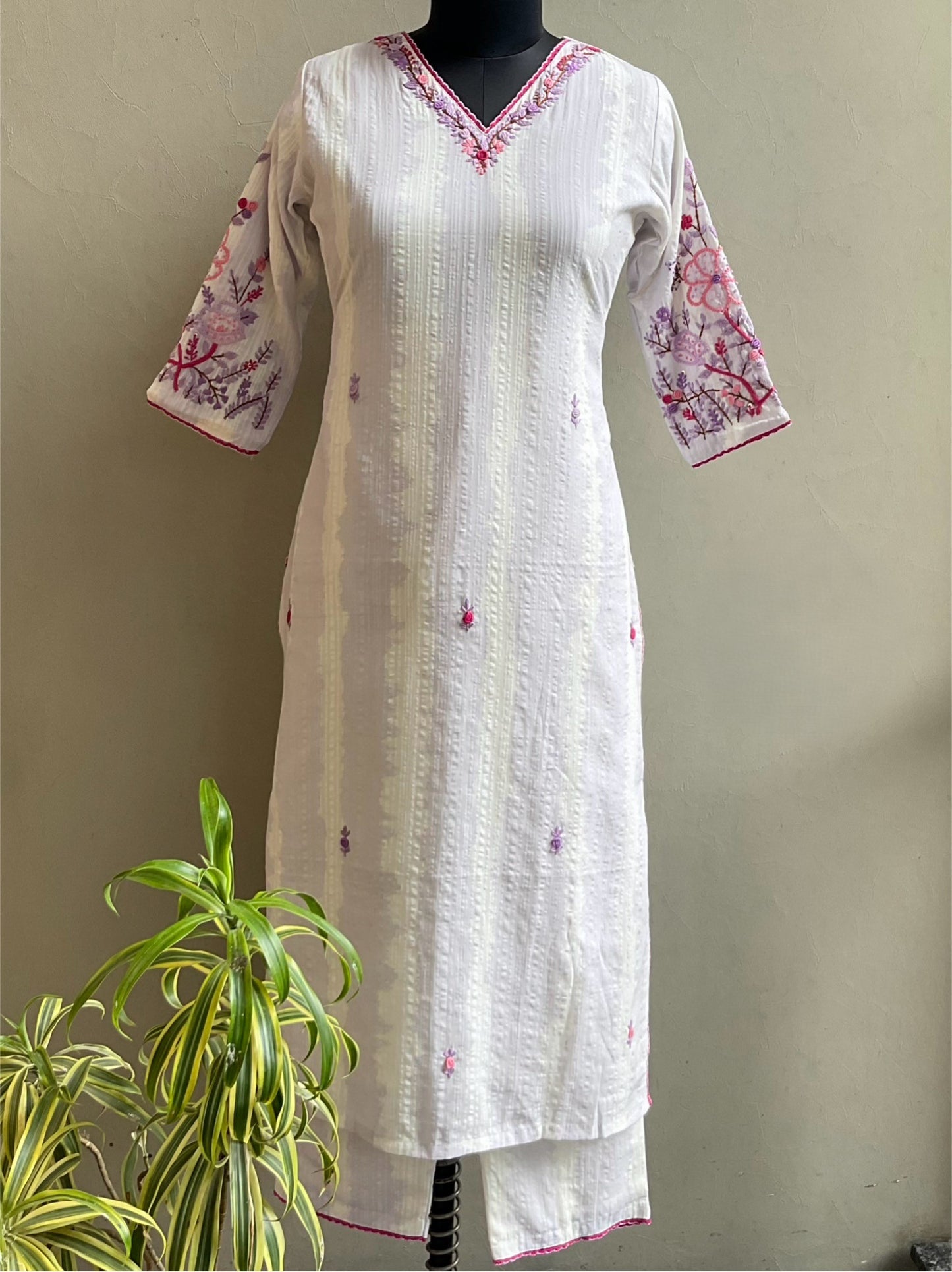 LIGHT MAUVE HAND EMBROIDERED KURTA PANT