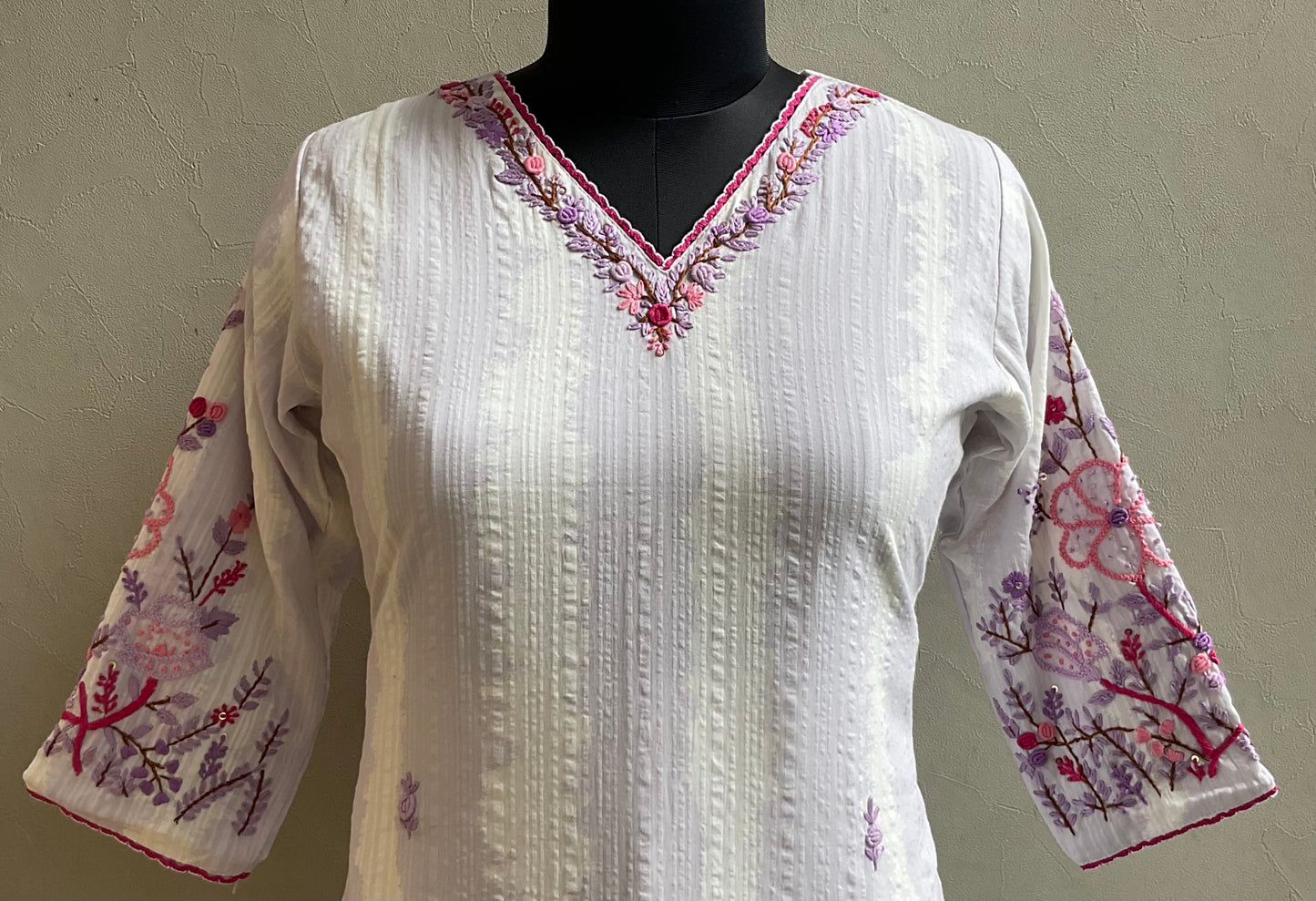 LIGHT MAUVE HAND EMBROIDERED KURTA PANT