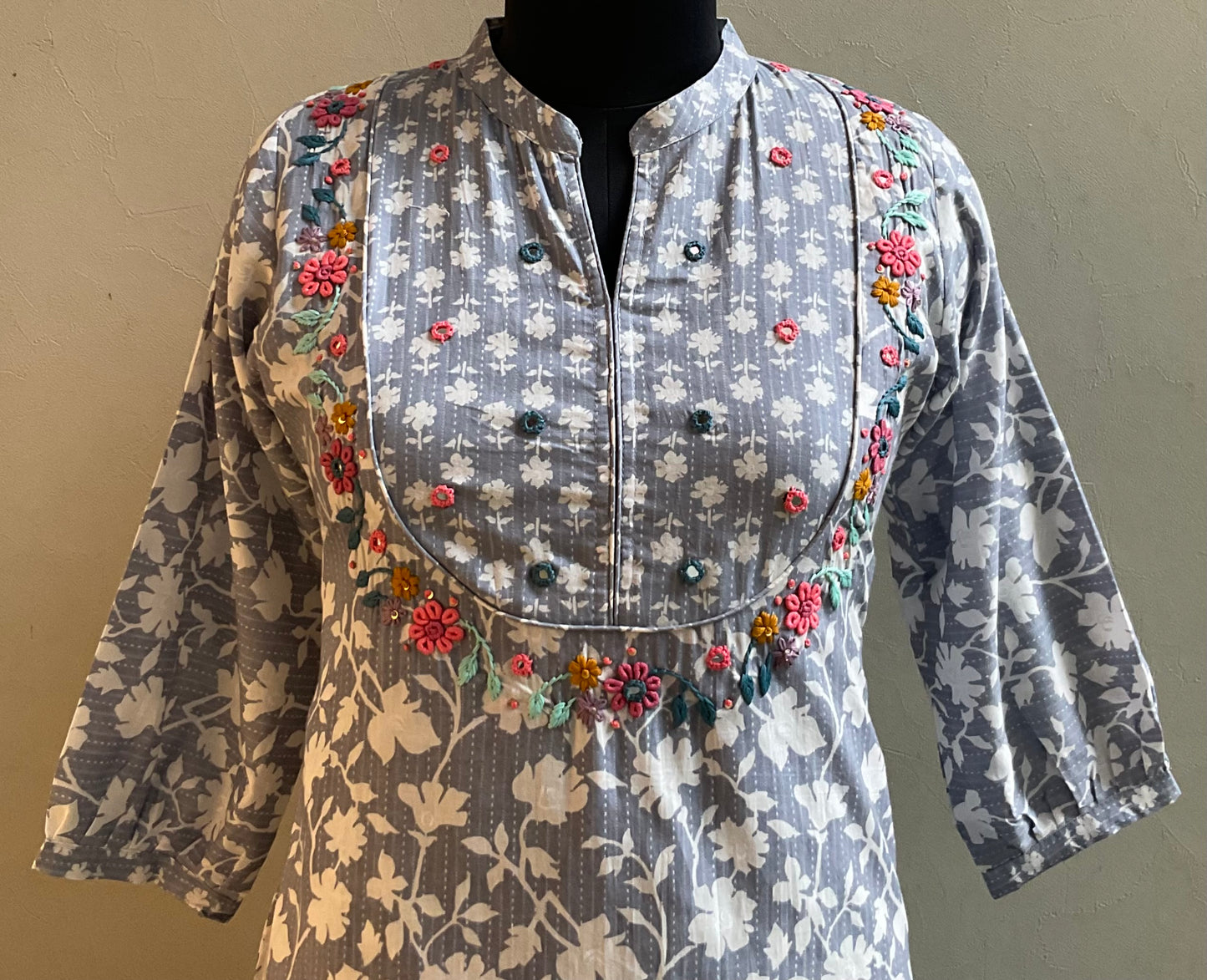 GREY HAND EMBROIDERED KURTA PANT