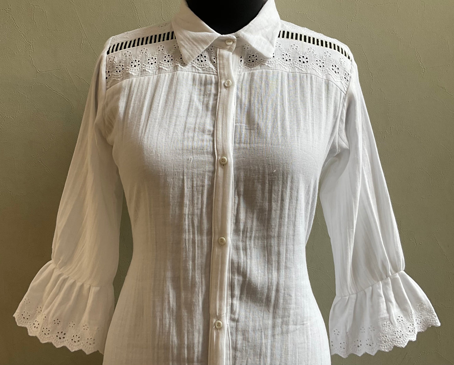 WHITE HAKOBA BELL SLEEVES TOP