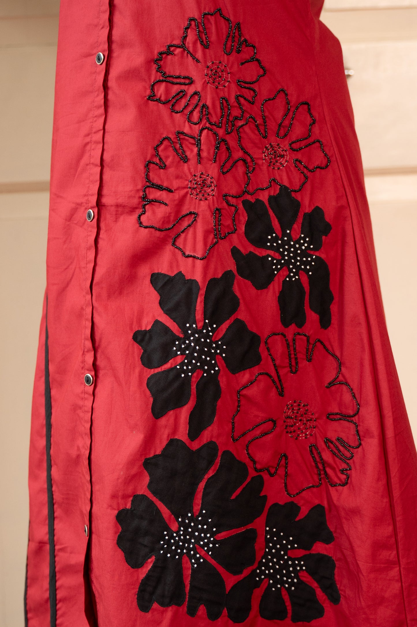 MAROON ONE SIDE APPLIQUE ALINE DRESS