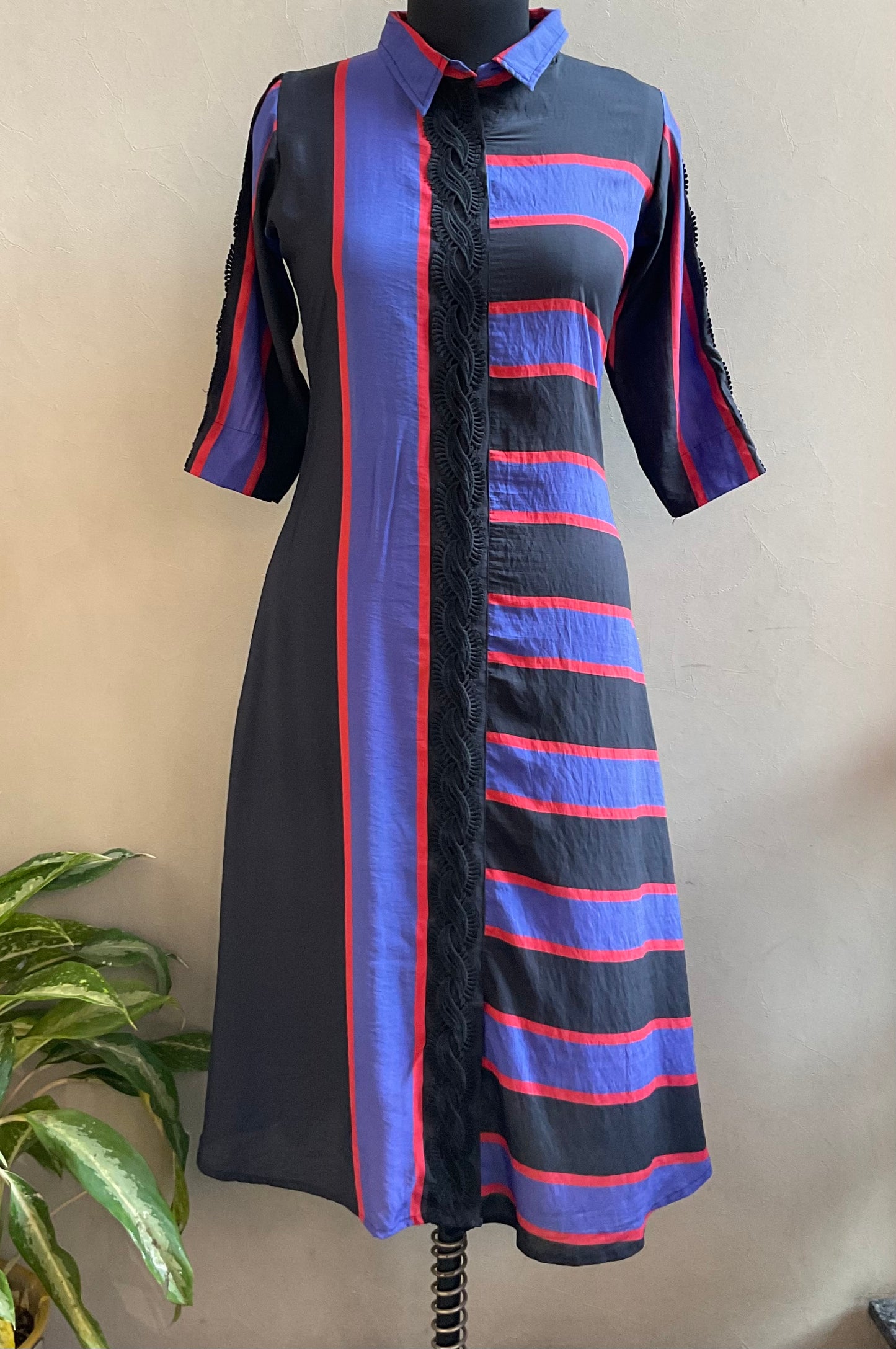 BLACK AND BLUE LACED HIGHLIGHTED ALINE DRESS
