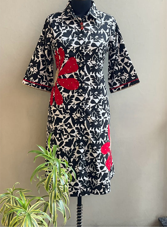BLACK AND WHITE APPLIQUE ALINE DRESS