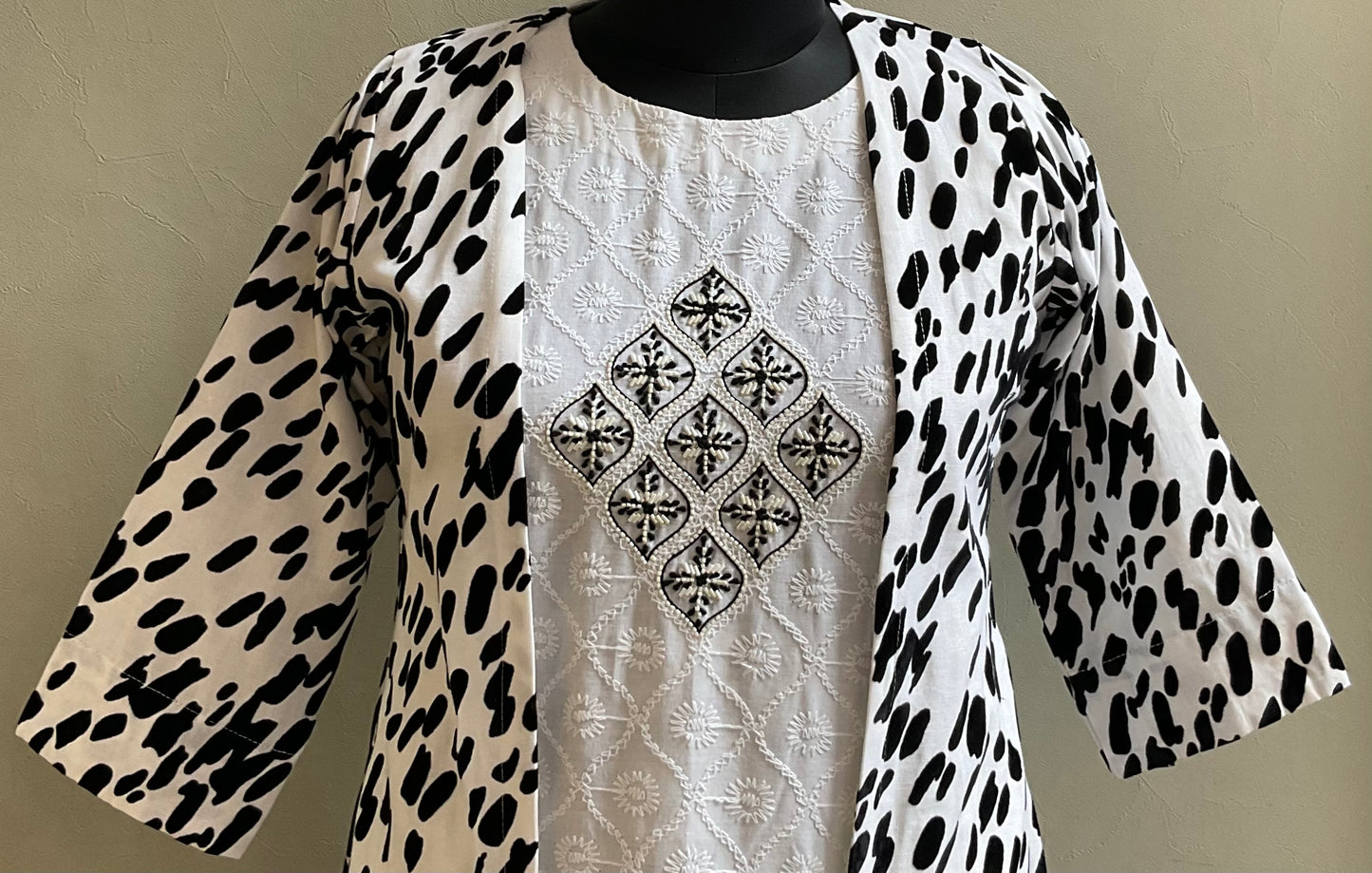 BLACK AND WHITE SHRUG PATTERN COORD SET