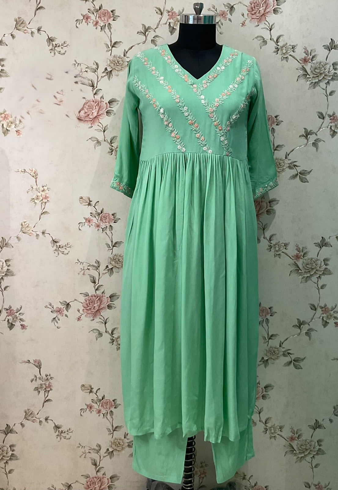 LIGHT GREEN NAIRA CUT KURTA PANT