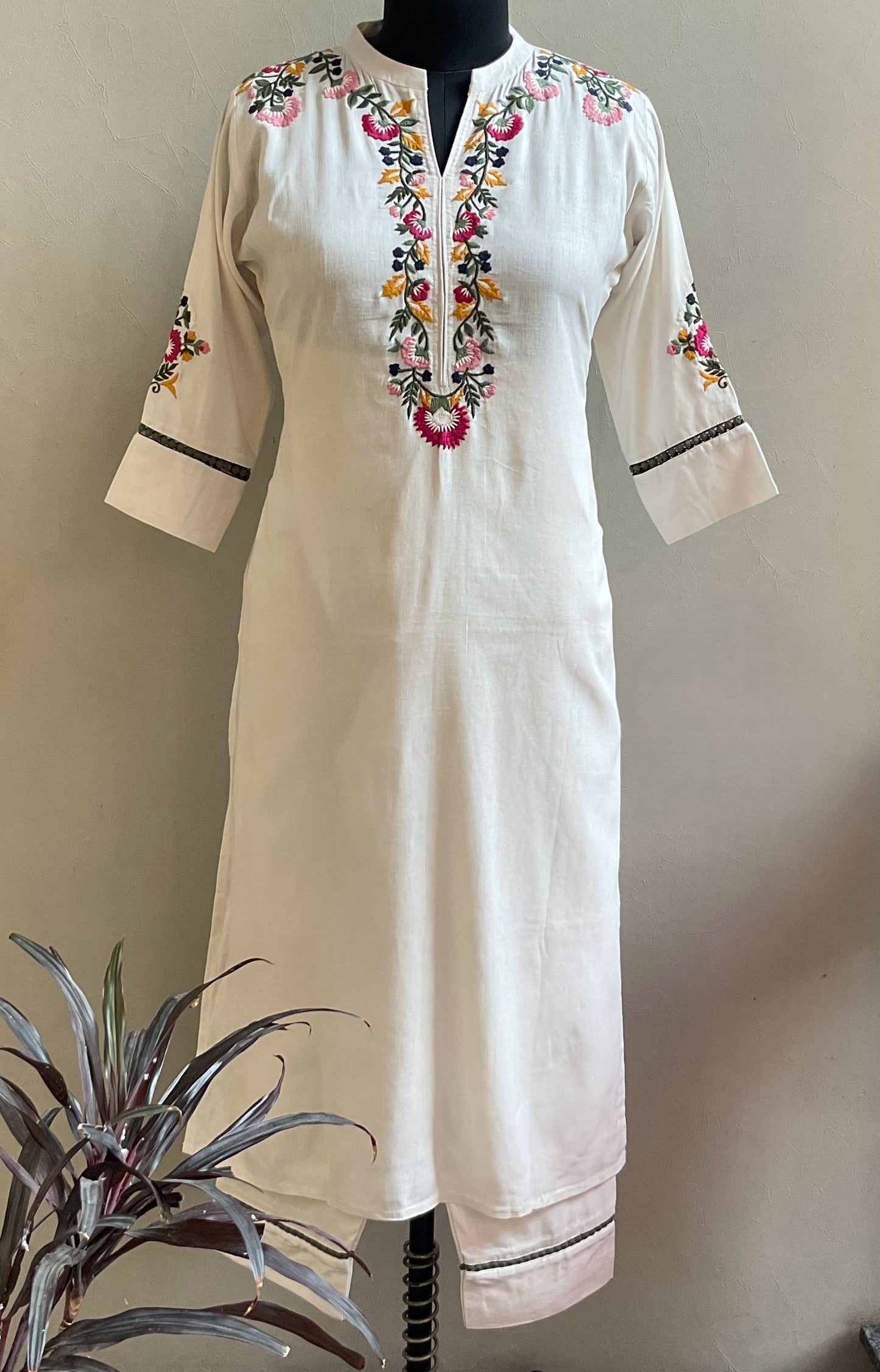 OFF WHITE THREAD EMBROIDERED KURTA PANT