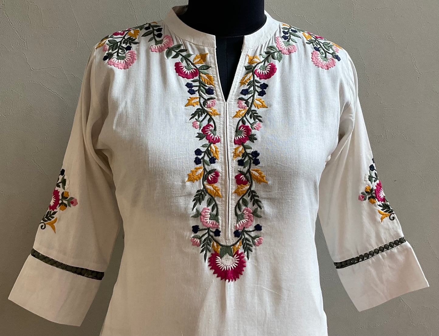 OFF WHITE THREAD EMBROIDERED KURTA PANT