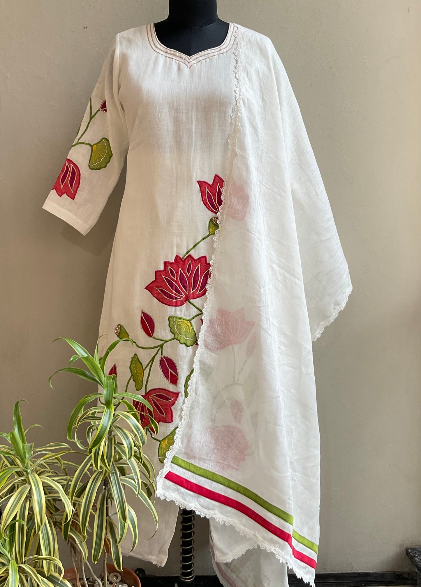 WHITE LINEN APPLIQUE KURTA SET